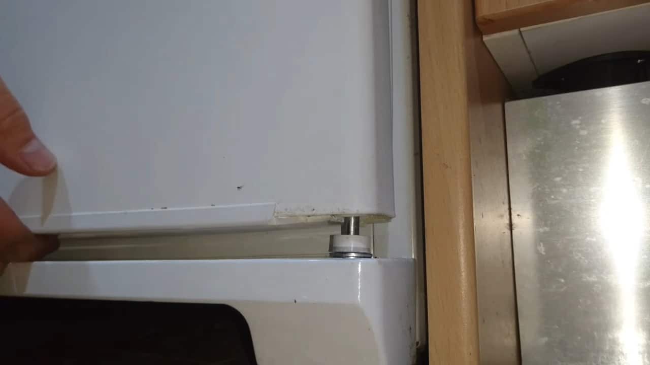 bisagra mal de puerta del refrigerador no cierra